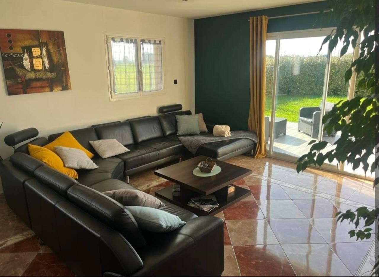 Salon confortable et lumineux